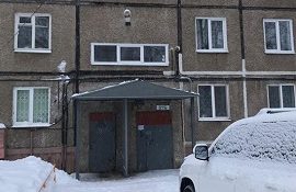Уборка снега с козырьков дома по адресу ул. Гашкова, 20