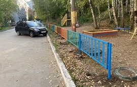 Установка и покраска ограждения детской площадки во дворе дома по адресу ул. Чехова, 6