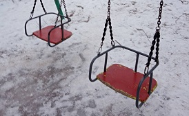 Ремонт качелей на детских площадках