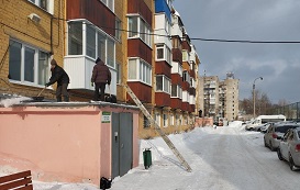 Очистка козырьков от снега и наледи